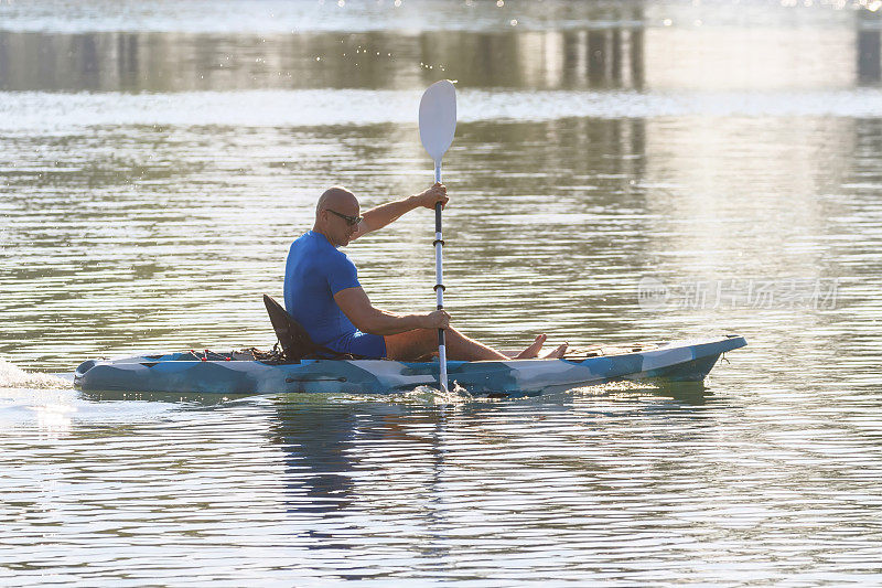 皮划艇男子划艇。划船,划船,划独木舟。