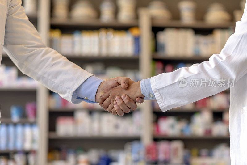 在一个业务握手和交易在药房的背景