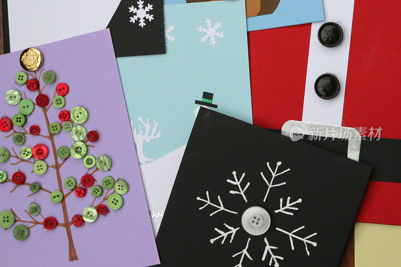 圣诞老人、雪人、雪花、驯鹿、圣诞树、花环、企鹅、纽扣和如何制作圣诞老人贺卡的想法，快乐的节日，手工圣诞卡设计