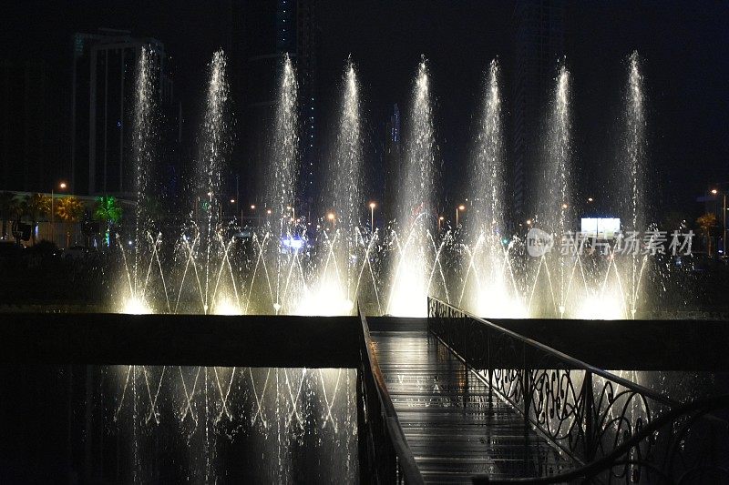 灯光音乐喷泉。阿扎拉首都巴统的夜晚。乔治亚州