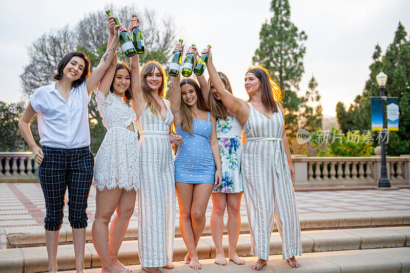 六名女大学生高举香槟酒瓶庆祝毕业