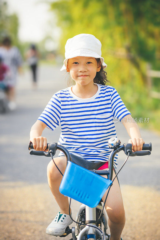 一个中国小女孩骑着一辆小自行车