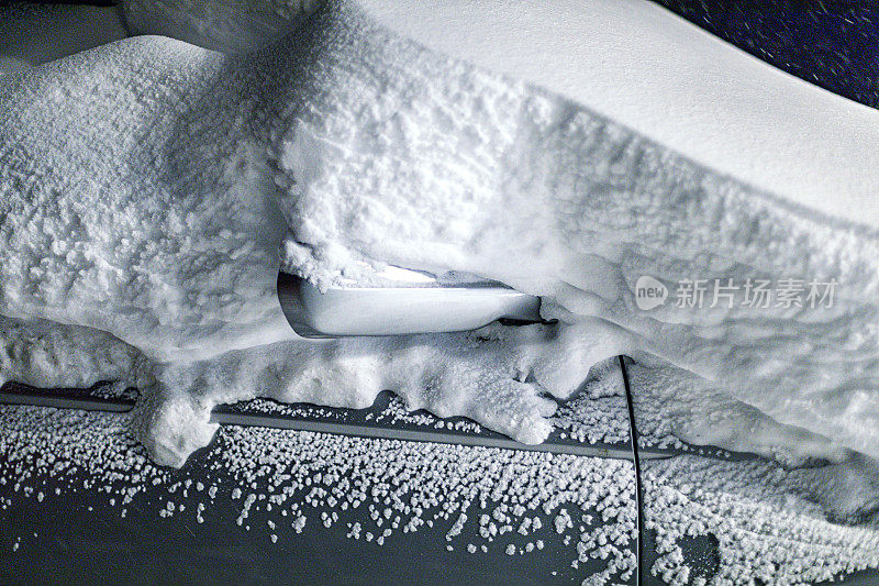 一辆被厚厚的雪包裹着的冬季暴风雪汽车
