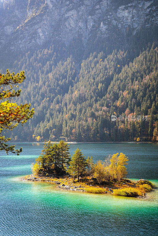 德国Garmisch-Partenkirchen美丽的Eibsee湖和Zugspitze山