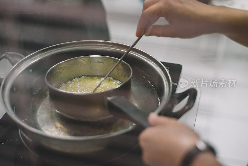 学生煮沸大豆蜡混合物