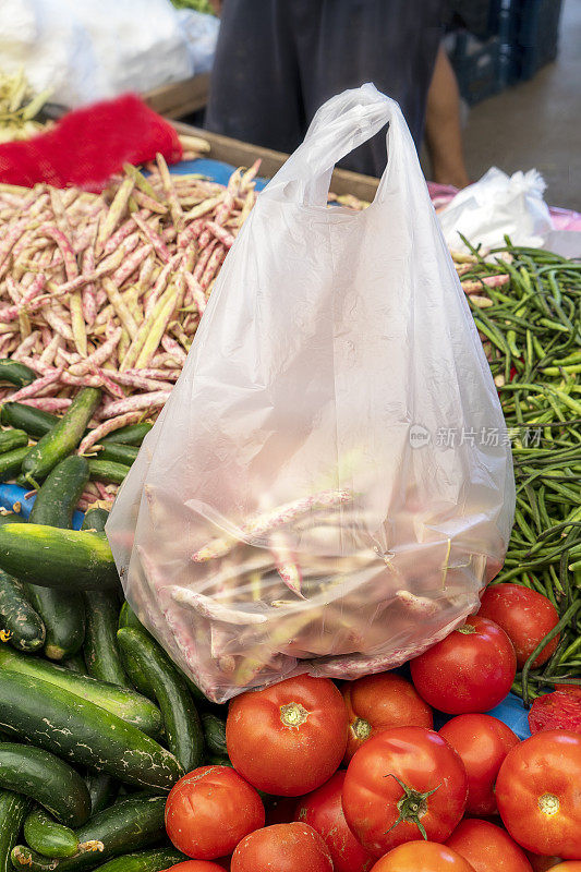 在İstanbul市的一个市场里装着豆子的塑料袋