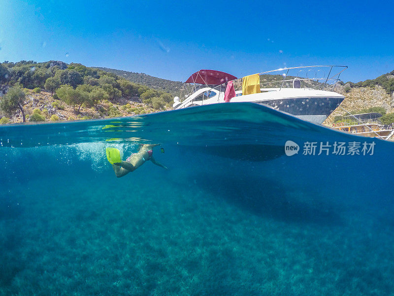 每日的乘船旅行。每天都有女人在游船上。