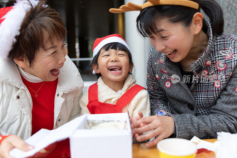 多代同堂享受圣诞节