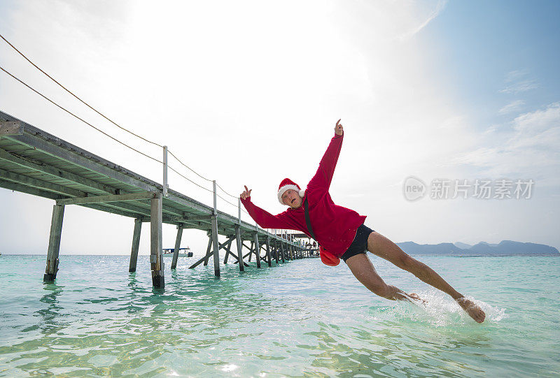马来西亚婆罗洲海滩上，圣诞老人飞出水面。