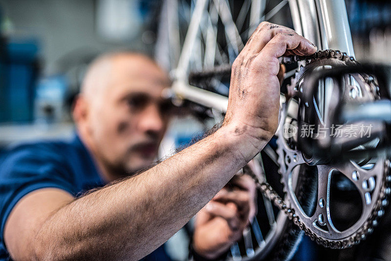 修理自行车变速器的自行车技师。