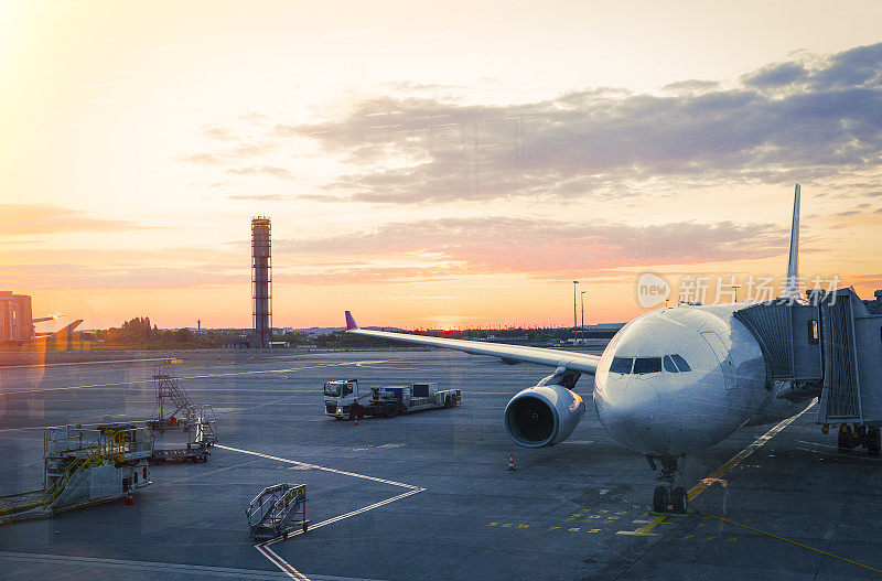 日出时飞机停在巴黎国际机场