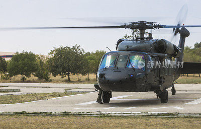 UH-60黑鹰军用直升机着陆