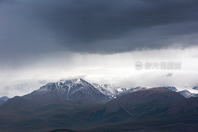 中国新疆维吾尔自治区的雪山