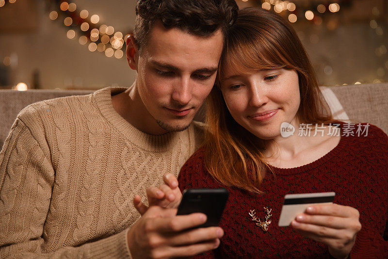 一对年轻夫妇在平安夜在网上购物。