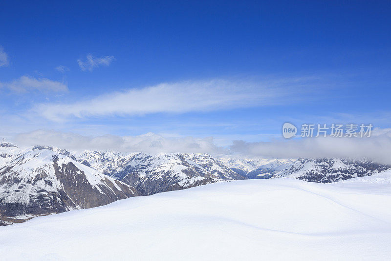 山顶的高山景观。意大利阿尔卑斯山滑雪场。滑雪胜地Livigno。意大利、欧洲。