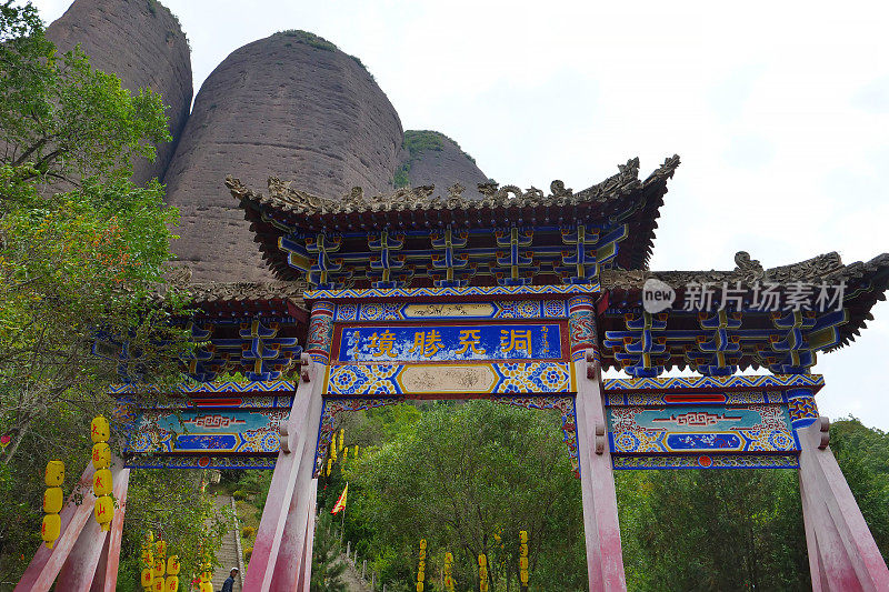 中国甘肃天水巫山水幕洞窟的中国古代传统牌坊