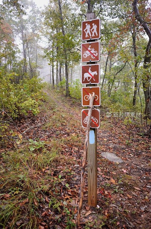 用手杖标示徒步旅行路线