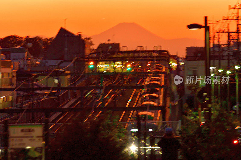 富士山的日落和日落后:从东京看