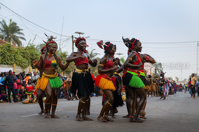 比绍狂欢节上，一群年轻女孩在跳舞。
