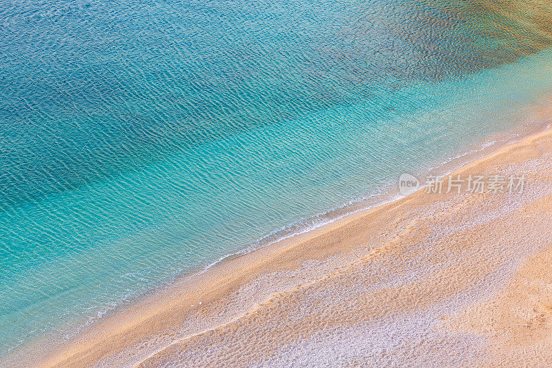 清澈的绿松石大海和波浪