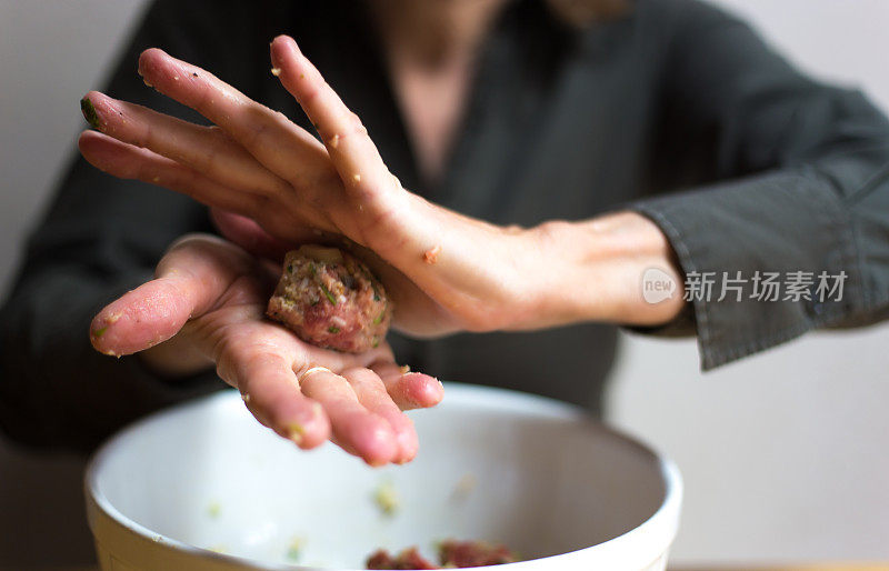 女人滚动肉丸特写