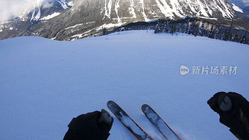 第一人称视角POV背国家滑雪下山高山斜坡