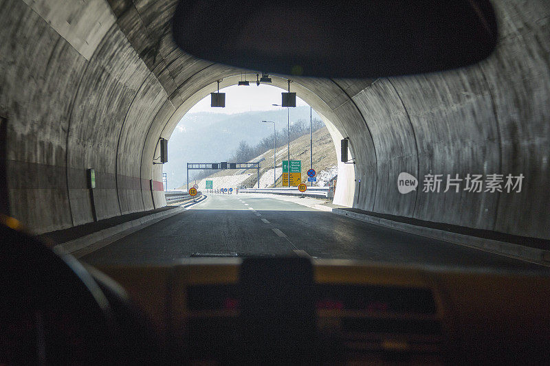 高速公路上晴朗的冬日。