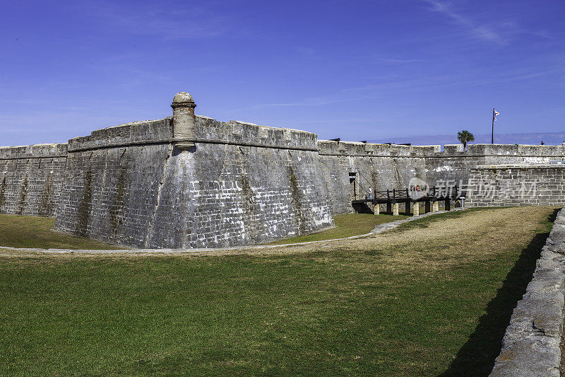 这是圣马科斯卡斯蒂洛号的入口，它的建造是为了保护圣奥古斯丁免受海盗的袭击，这些海盗正在佛罗里达海岸追捕西班牙船只。它是美国最古老的石制堡垒