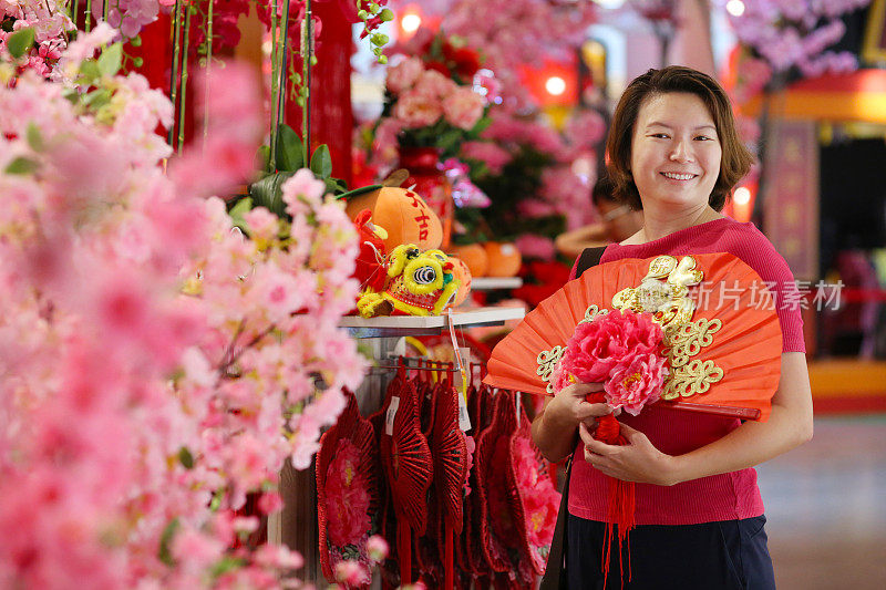 中国新年:购买装饰品和装饰品