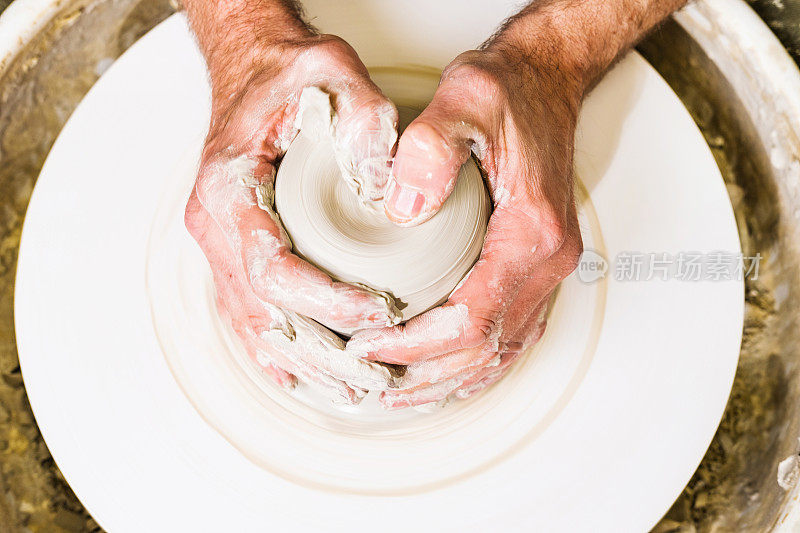 陶工在陶工轮上制作陶土碗或花瓶陶瓷