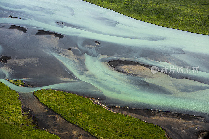 从上面拍摄的冰岛冰川河的梦幻景观