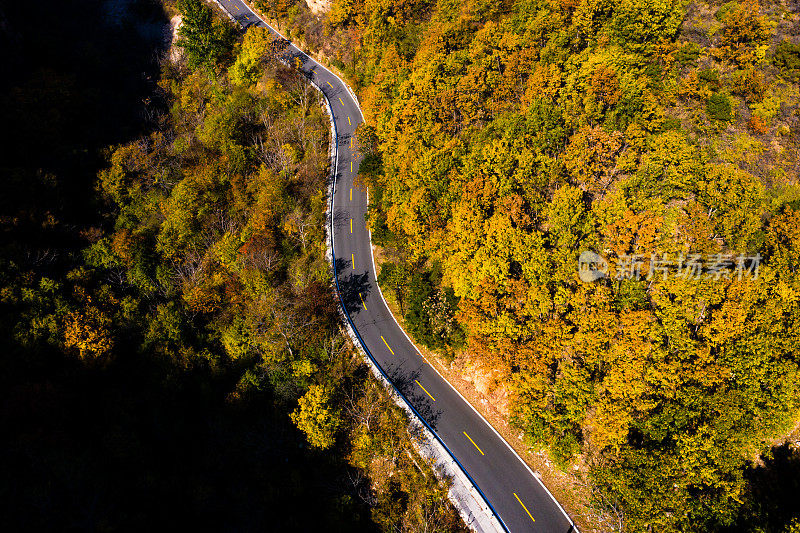 沿着山涧的空旷道路鸟瞰图