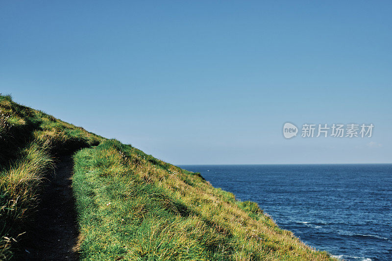 在阳光明媚的秋日，康沃尔纽基的庞泰尔，沿着海岸和出海的景色。