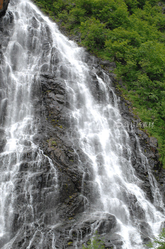 阿拉斯加州瓦尔迪兹的马尾瀑布