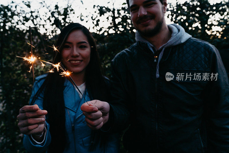 两个朋友一起用烟花庆祝