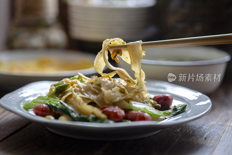 中国自制小龙虾和蔬菜炒面