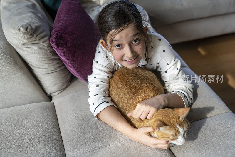 小女孩在家里喜欢猫