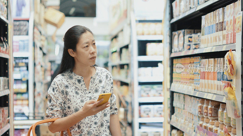 在超市里买东西的女人