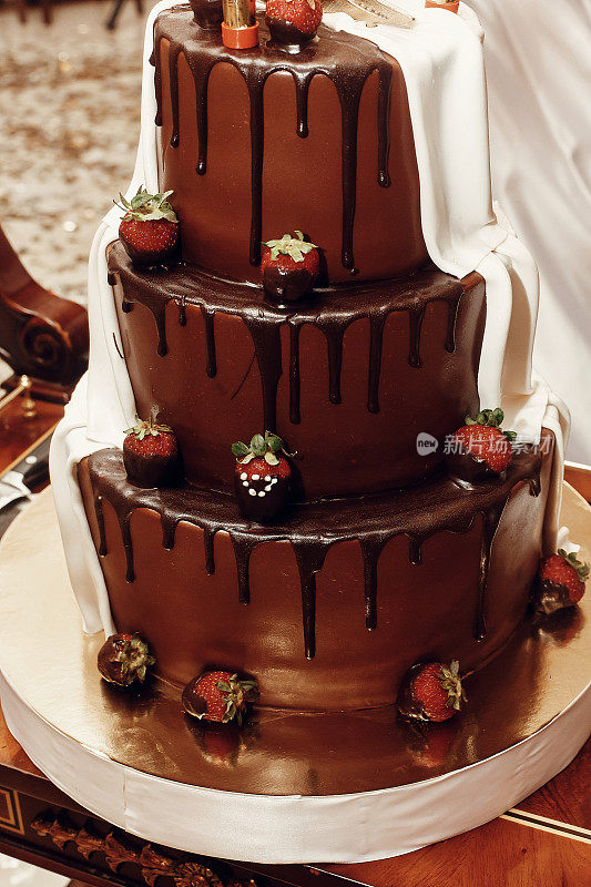 婚礼蛋糕。美味的大巧克力、草莓、烟花金婚蛋糕，在餐厅婚宴上配餐
