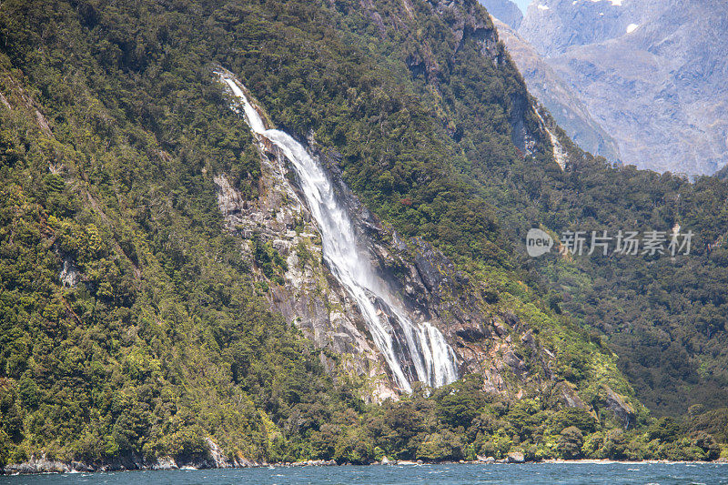 新西兰:米尔福德湾的鲍文瀑布