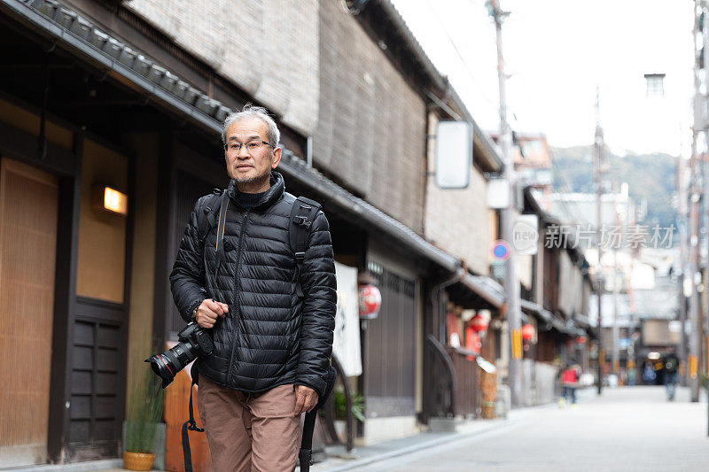 日本老人在老城享受假期