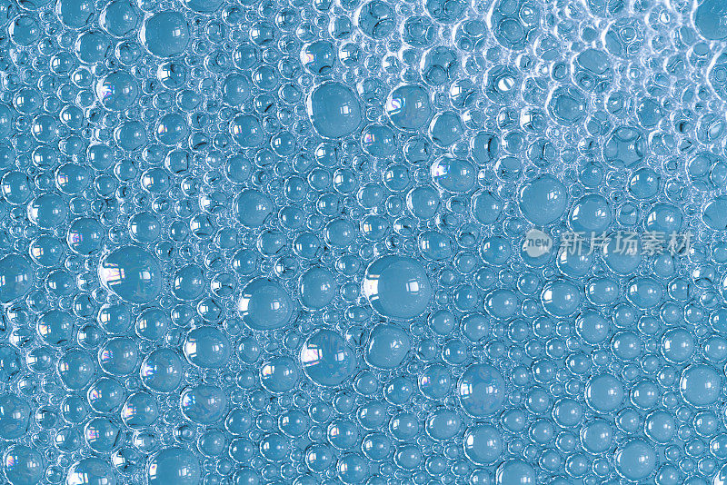 蓝色的水和肥皂泡沫背景
