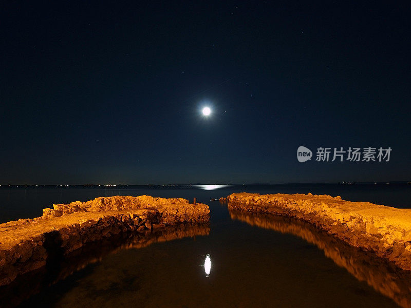 月光洒在平静的海面上