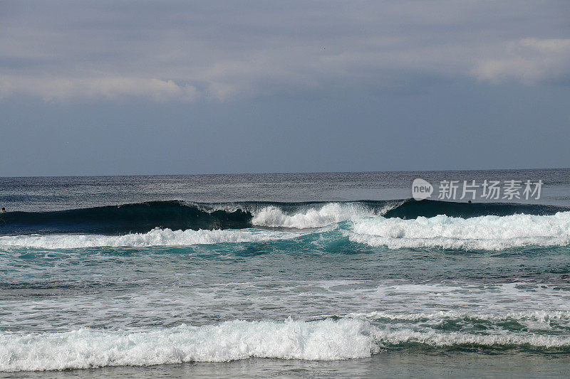 巨大的破浪与发光的绿色水和巨大的白色浪花和泡沫填充框架。图片摄于巴厘岛。大浪中冲浪的巨浪。一个完美的大破桶海浪。