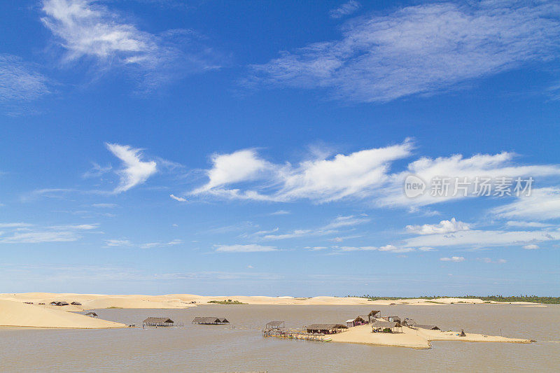 绿松石绿色，翠绿的雨水湖泻湖在一个金黄的沙丘在Jericoacoara，巴西