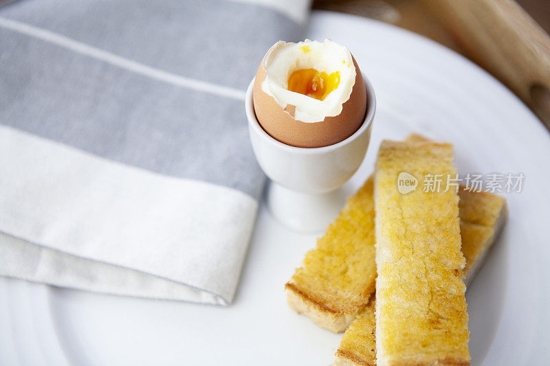 白盘子上的煮鸡蛋和士兵