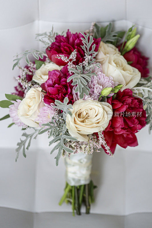 婚礼上的玫瑰和康乃馨花束