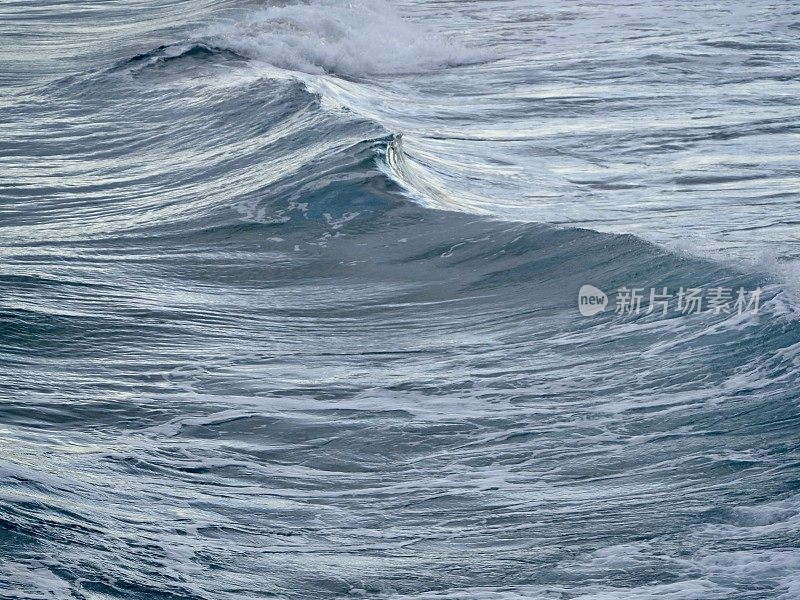 海浪顶破和泡沫