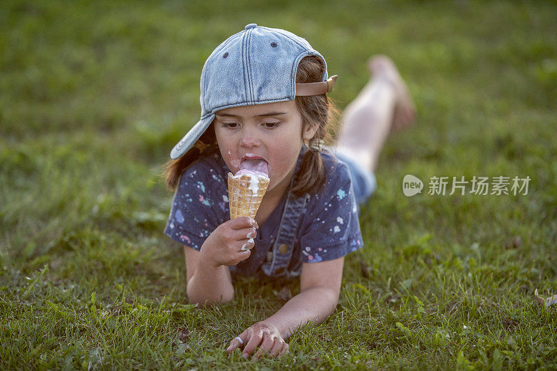 小孩子喜欢吃冰淇淋