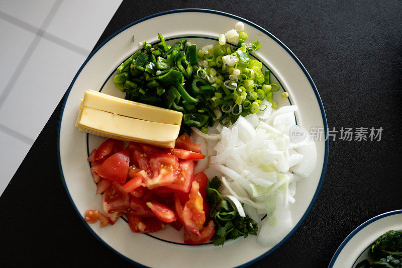 装着新鲜切好的食材的盘子，适合在家烹饪